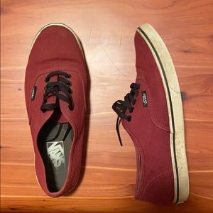 Women’s maroon vans!